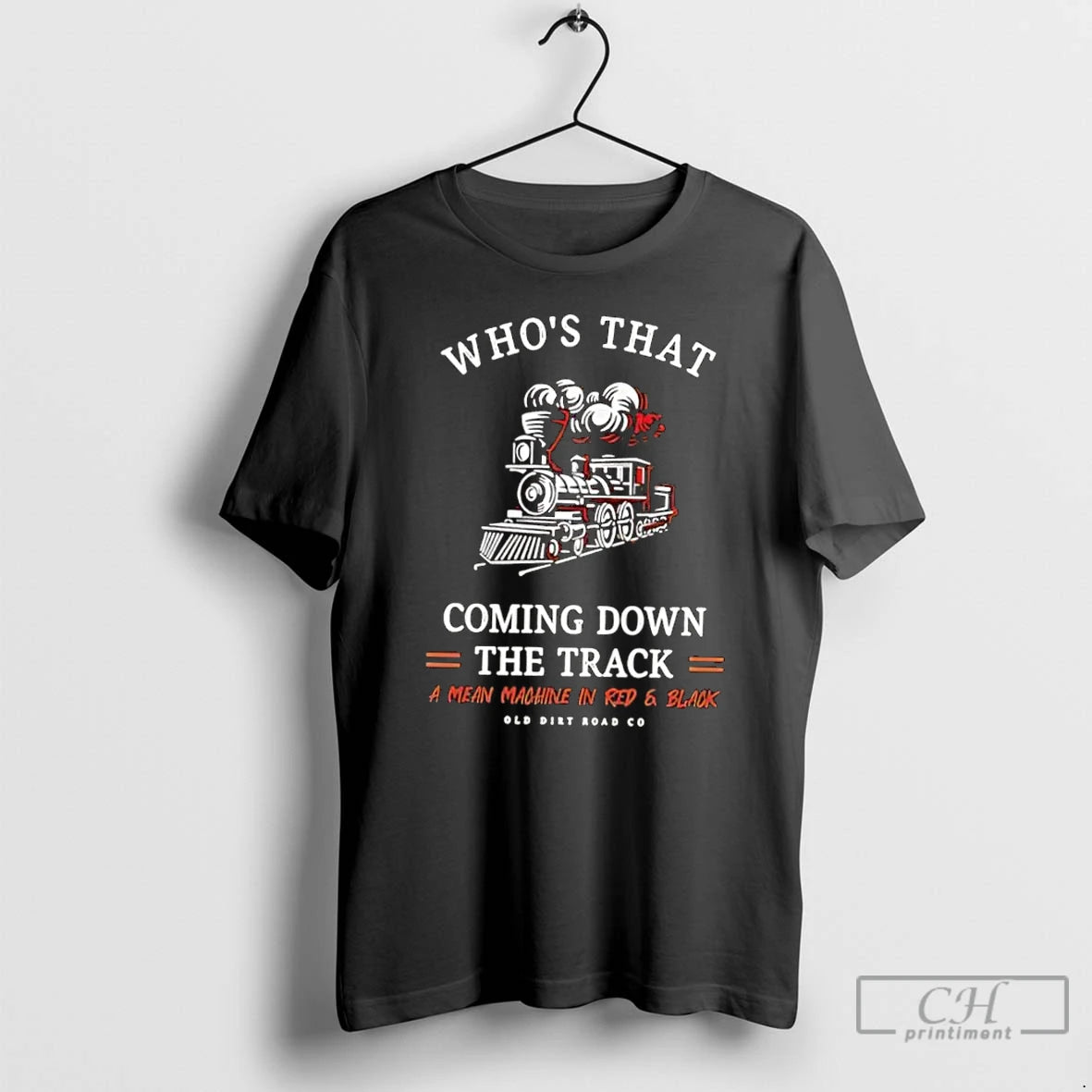 Classic Georgia Whos That Coming Down The Track A Mean Machine In Red Black T-Shirts, Hoodie, Sweatshirt | PrintMintTees.com