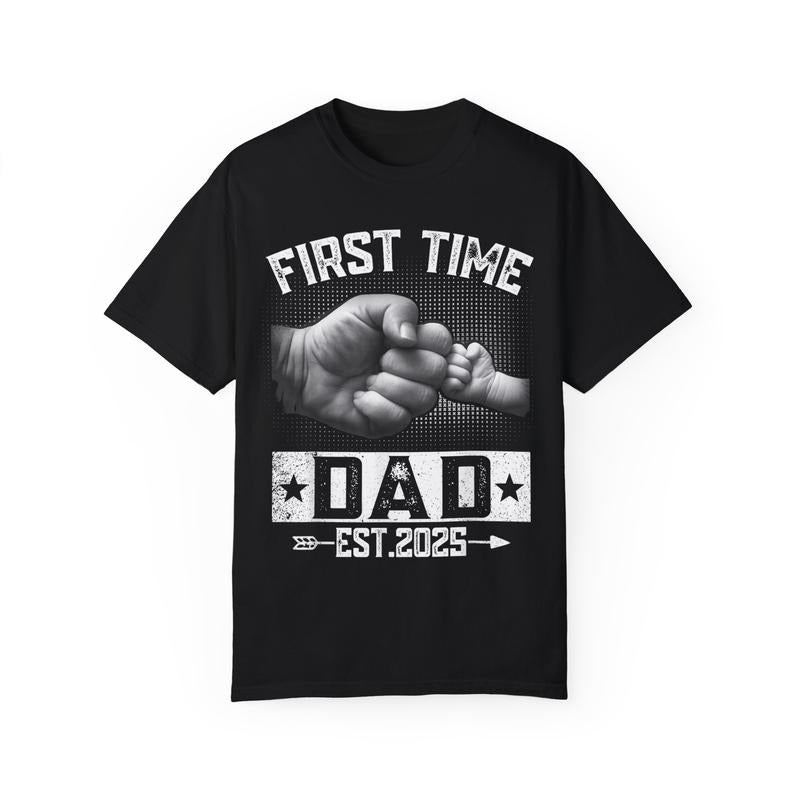 Funny Fathers Day Shirt, Gift for Dad, First Time Dad Est 2025 Fist Bump New Dad Funny Father's Day T-Shirt