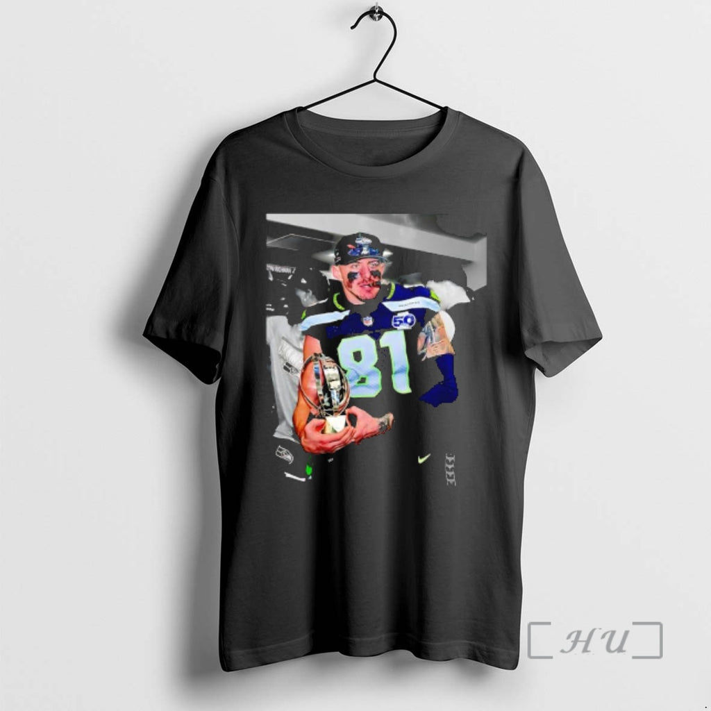 Officials Seahawks Eric Saubert 81 Smoking Graphic T-Shirts, Hoodie, Sweatshirt | PrintMintTees.com