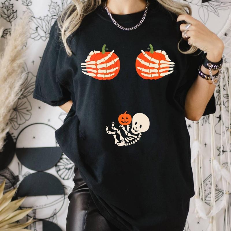 Skeleton Halloween Maternity Shirt, Funny Pregnancy Announcement 2025 Tee, Pregnant Skeleton, Spooky Pregnant Costume,...