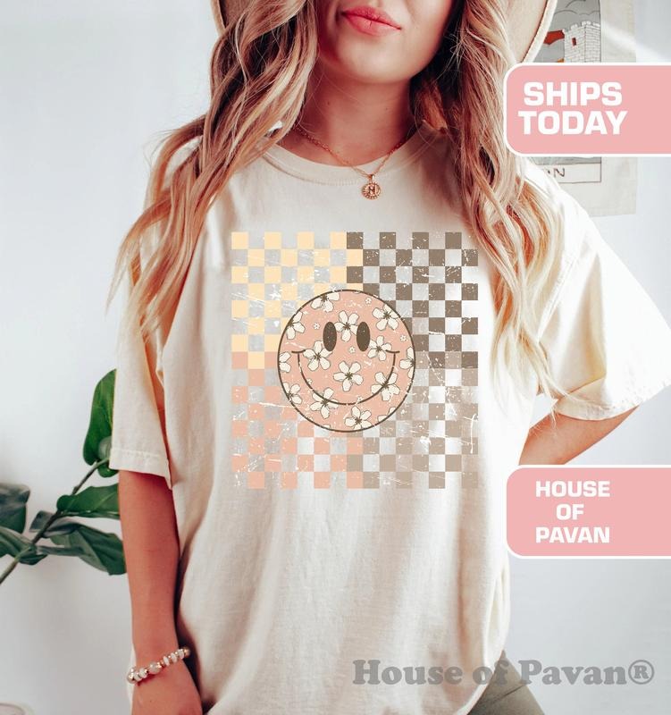 Smiling Flower Shirt, Vintage Smiley Face Trendy Graphic Shirt, Comfort Colors, Oversized, Boho, Comfy Sleep Shirt for...
