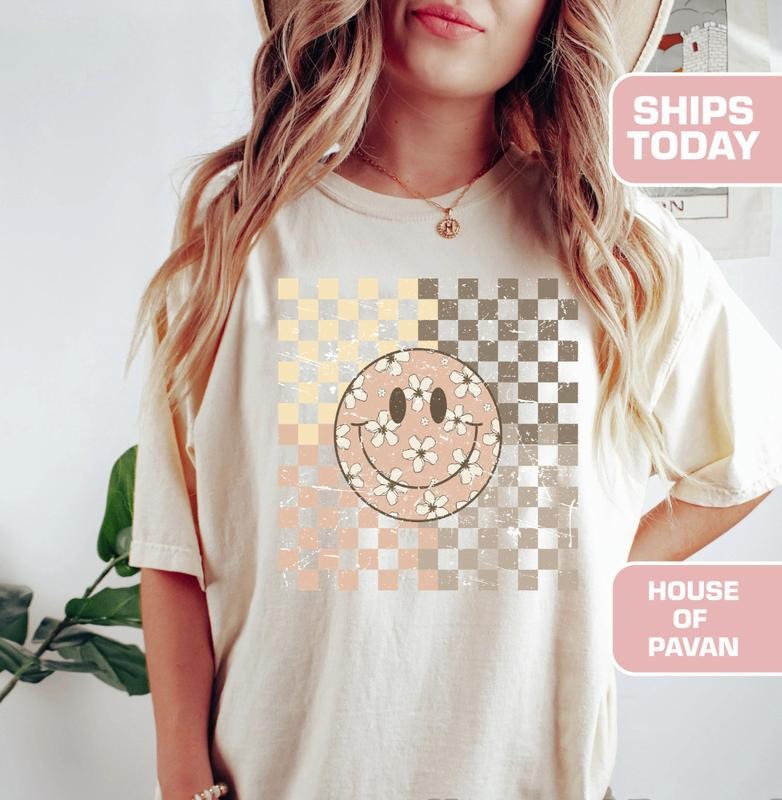 Smiling Flower Shirt, Vintage Smiley Face Trendy Graphic Shirt, Oversized, Boho, Comfy Sleep Shirt for Women, Birthday...