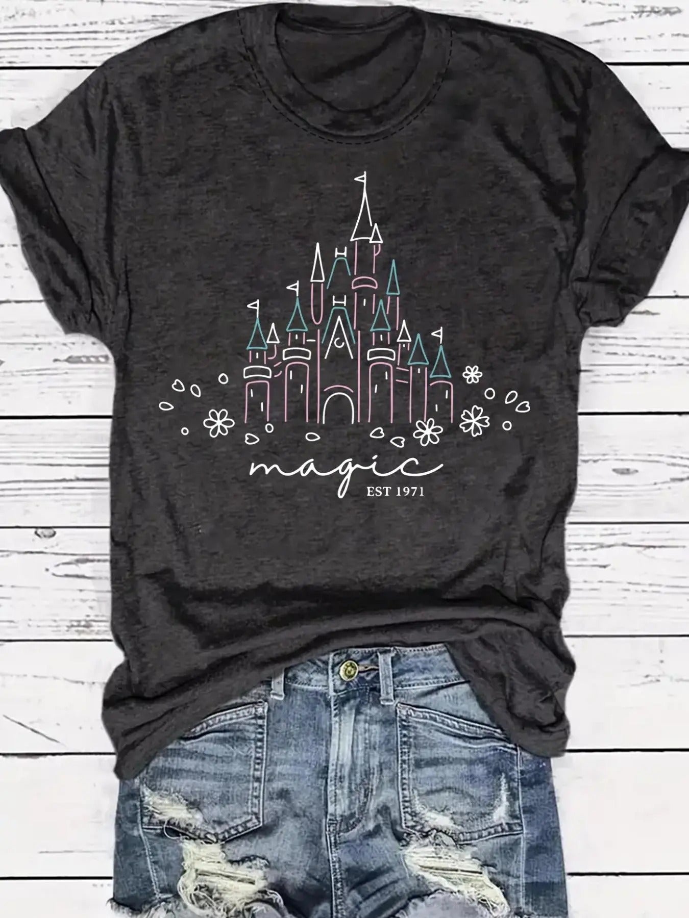 Women's Castle Print Round Neck Tee, Casual Graphic Short Sleeve T-shirt for Daily Wear, Ladies Clothes for All Seasons...