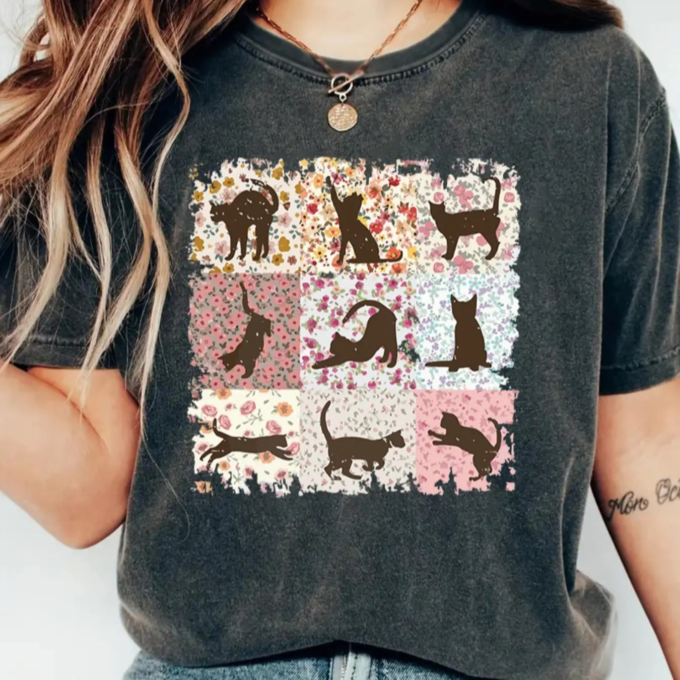 Women's Christmas Cartoon Cat Print Round Neck Tee, Casual Short Sleeve Crew Neck T-shirt for Daily Wear, Ladies Clothes...