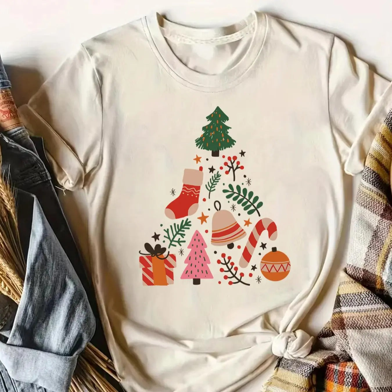 Women's Christmas Tree & Gift Print Round Neck Graphic Tee, Casual Short Sleeve T-shirt for Daily Wear, Women's Clothing...