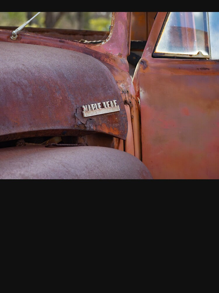 Rusted vintage car by Windswell