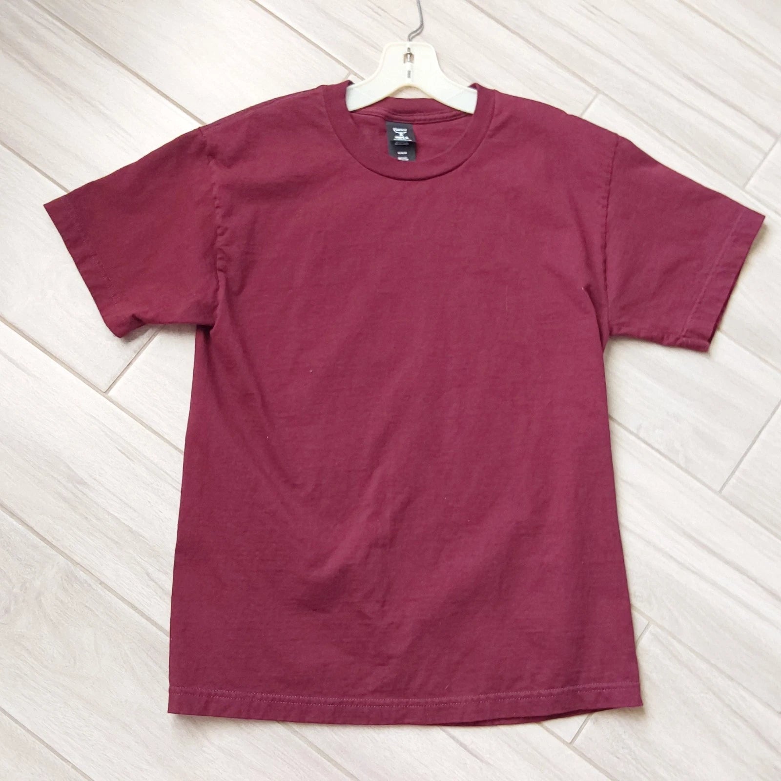 Hanes Maroon Wine Red Short Sleeve Crewneck 100% Cotton Knit T-Shirt.   Size M