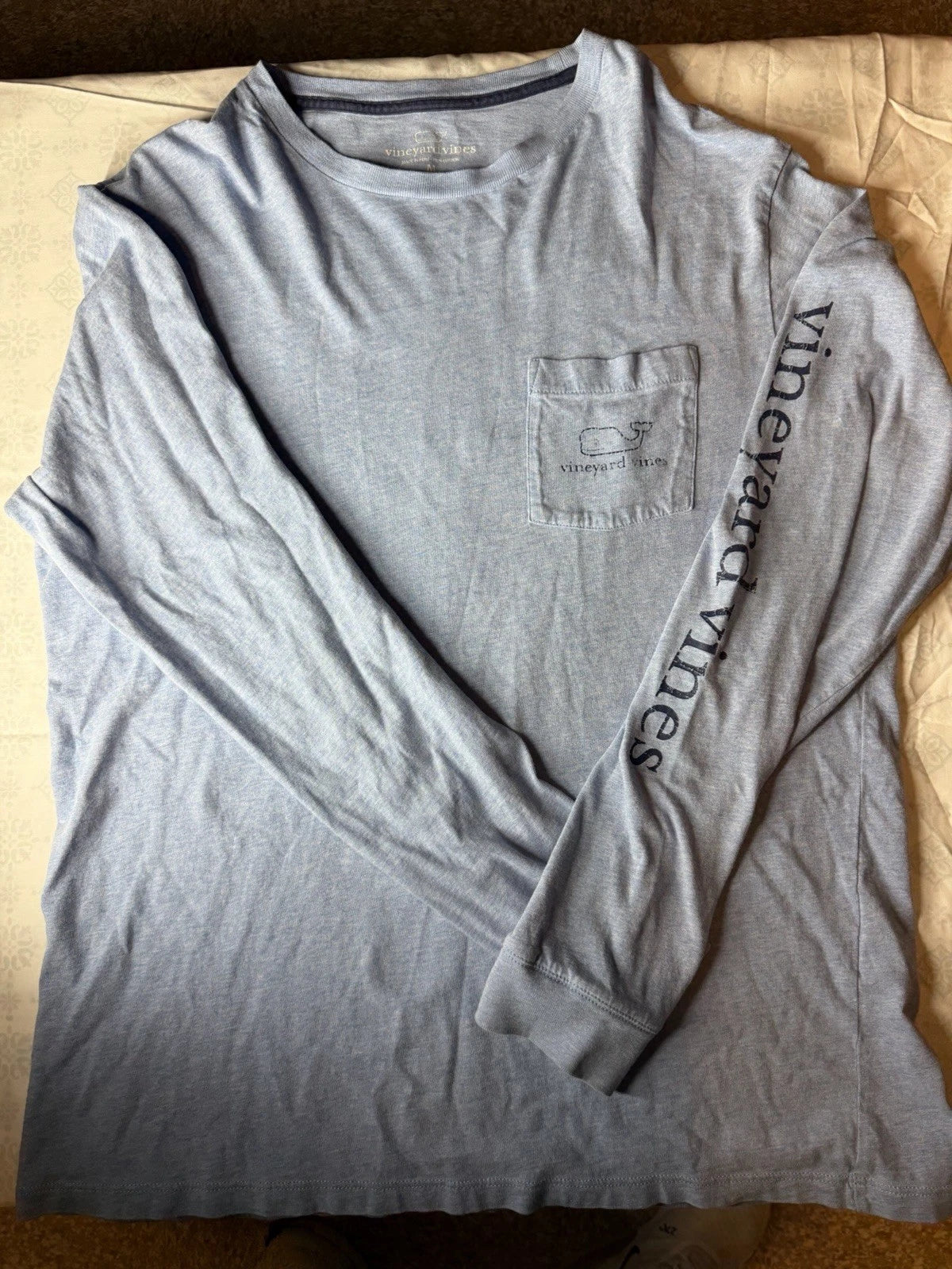 Vineyard Wines Long Sleeve Whale Pocket Tshirt Size Medium Light Blue