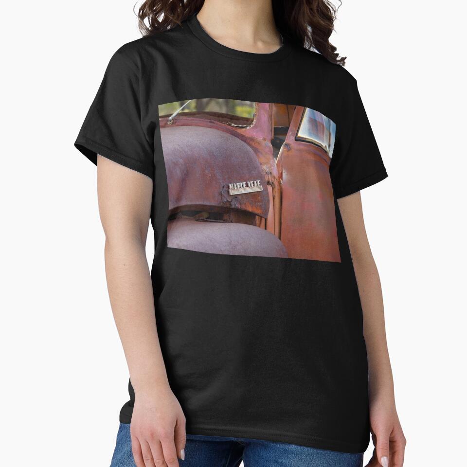 Rusted vintage car by Windswell